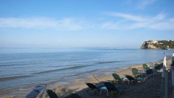 Am Strand, Liegestühle, Sonnenschirme, Strandbar