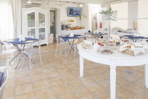 Daily continental breakfast (EUR 10 per person) - Olbia City Hotel (Olbia)