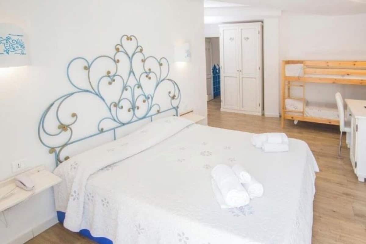 Quadruple Room | Minibar, in-room safe, desk, soundproofing