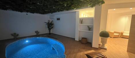 Sauna, tina de hidromasaje, 1 sala de tratamiento y masajes