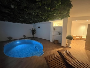 Sauna seca, banheira de hidromassagem, 1 sala de tratamento, massagens