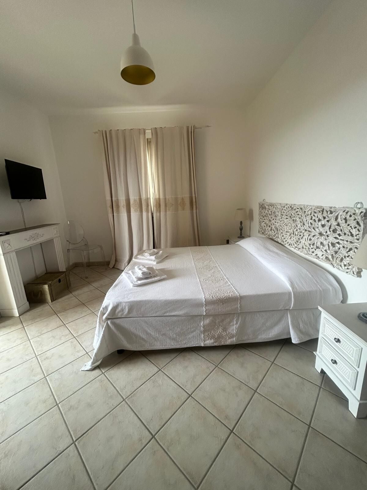 Family Room | Minibar, in-room safe, desk, soundproofing