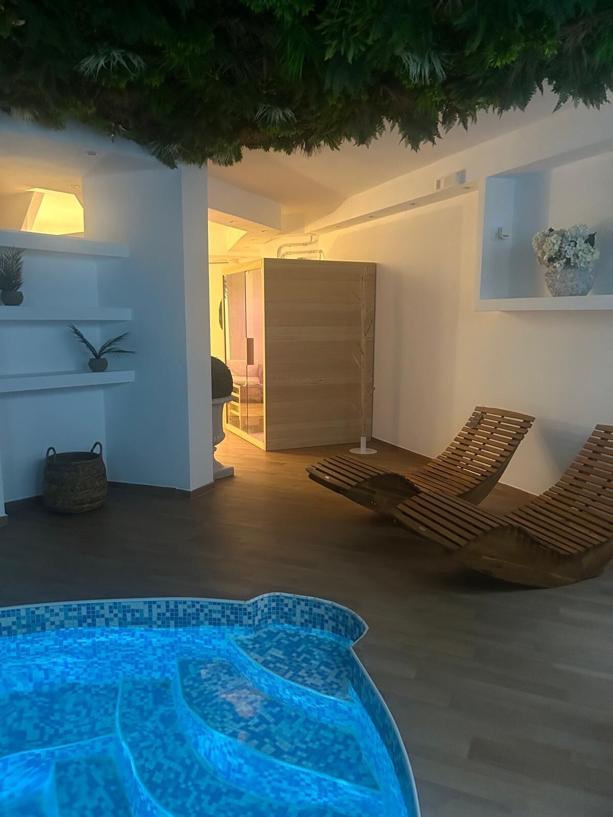 Sauna, bain à remous, 1 salle de soins, massages