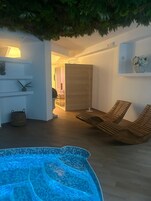 Sauna, hot tub, 1 treatment room, massages