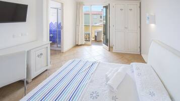 Doppel- oder Zweibettzimmer, 1 Doppelbett, eigenes Bad | Minibar, Zimmersafe, Schreibtisch, schallisolierte Zimmer