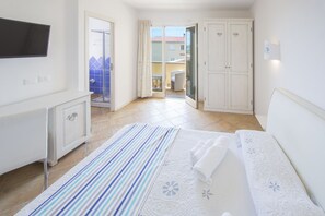 Double or Twin Room, 1 Double Bed, Private Bathroom | Minibar, in-room safe, desk, soundproofing