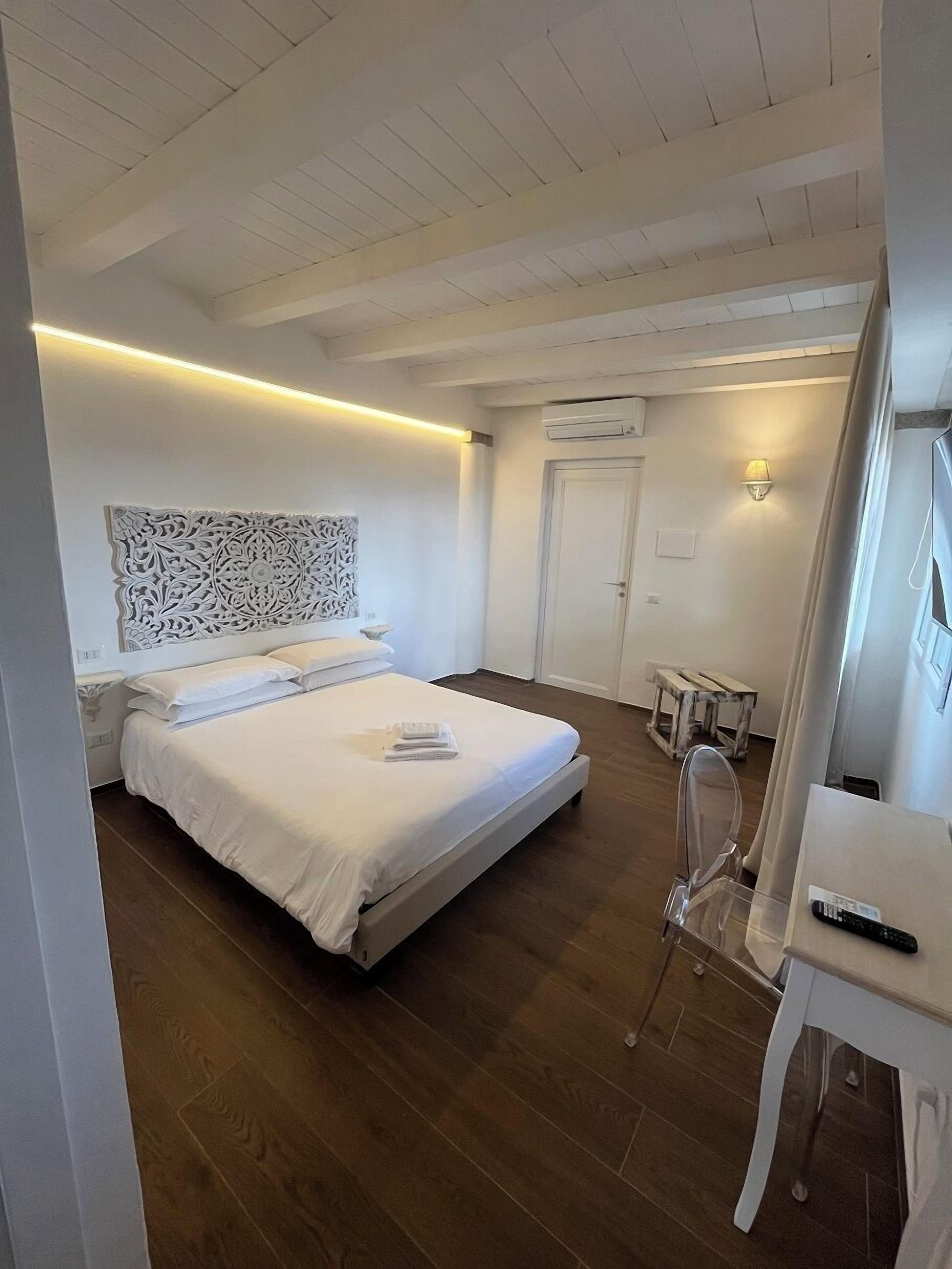 Deluxe Room | Minibar, in-room safe, desk, soundproofing