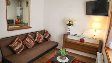 Apartamento, 1 habitación, cocina, planta baja | Zona de estar | Televisión LCD de 32 pulgadas con canales por cable, una televisión