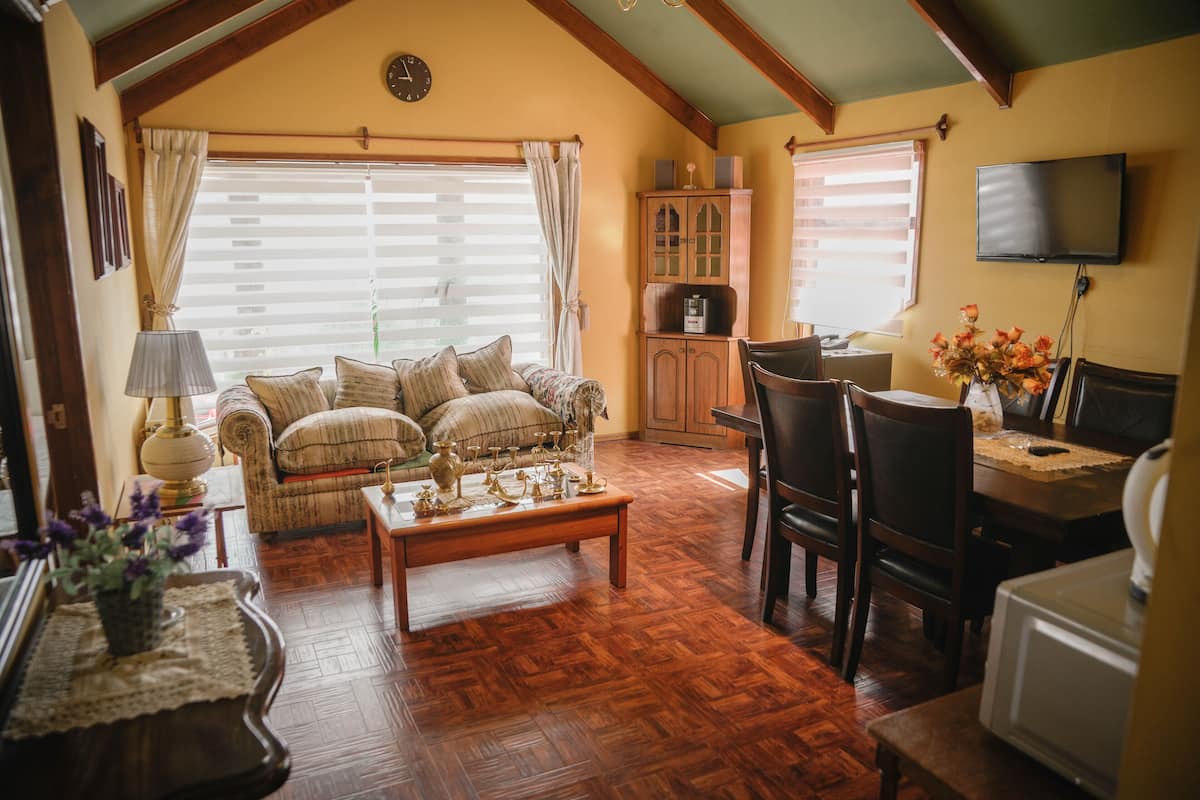 Una sala de estar acogedora con sofá, mesa de centro y comedor.