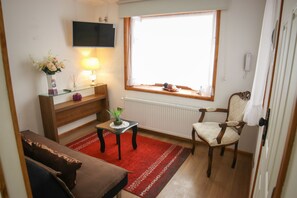 Leilighet, 1 soverom, kjøkken, 1. etasje | Oppholdsområde | En 32-tommers LCD-TV med kabel-kanaler samt TV