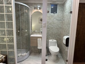 Single Room | Bathroom | Free toiletries, hair dryer, towels - Hostal Cordillera (Punta Arenas)