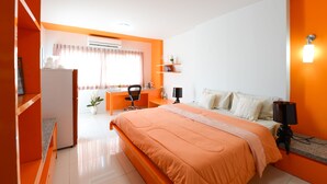 Ein modernes Schlafzimmer mit einem großen Bett, einem Schreibtisch und einem Sessel.