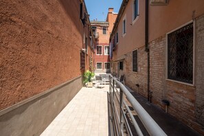 Courtyard view - Design Palace Apartments (Venice)
