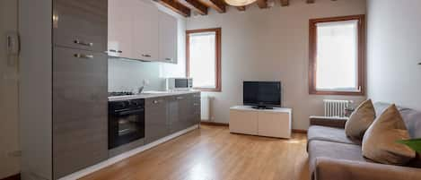 Apartamento superior, 1 habitación (Apt3 - Check-in online) | Zona de estar | Una televisión