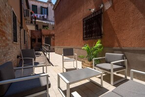 Apartamento superior, 1 quarto (Apt3 - Check-in online) | 1 quarto, individualmente decorados, individualmente mobiliados