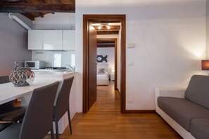 Căn hộ Superior, 1 phòng ngủ (Apt5 - Check-in online) | Khu phòng khách | TV