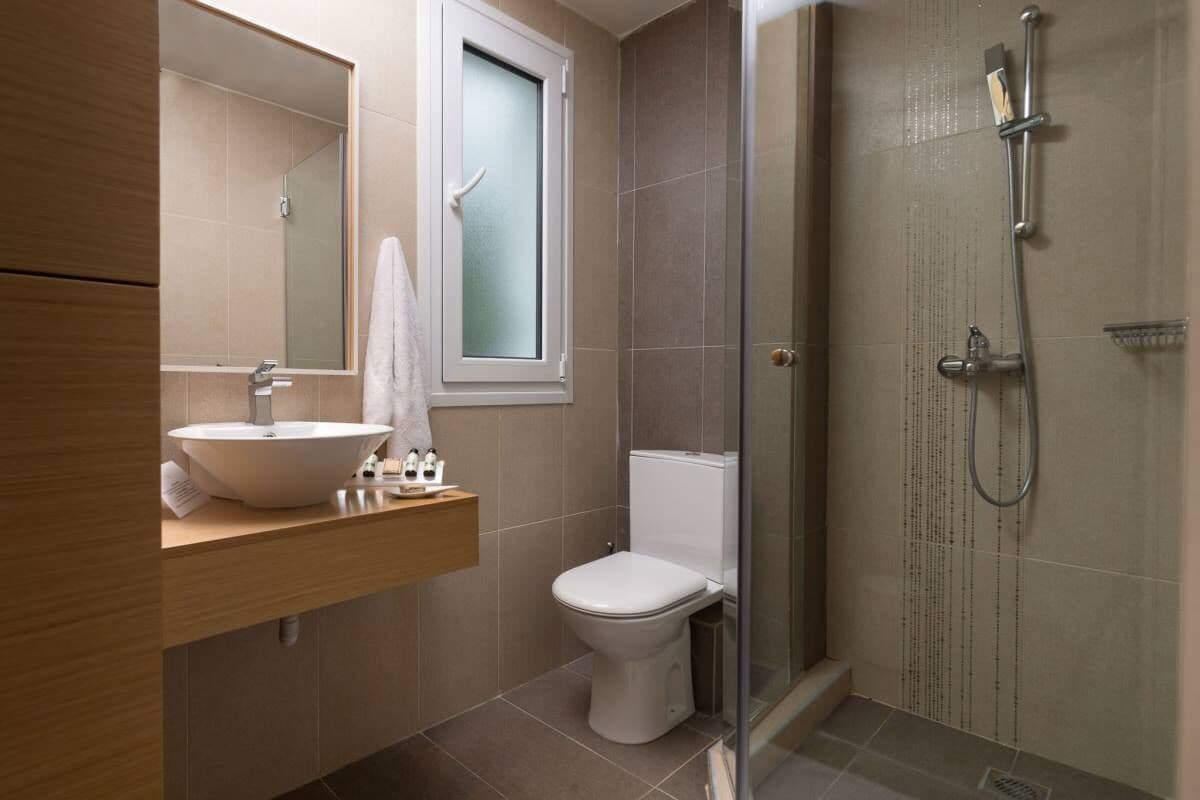 Ein modernes Badezimmer mit Waschbecken, Toilette und einer Duschkabine.