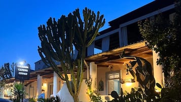 Vista frontal de la propiedad