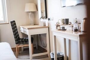 Habitación Deluxe, 1 cama de matrimonio grande | Minibar, caja fuerte, decoración individual y mobiliario individual