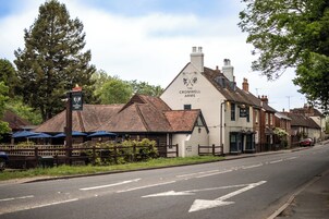 Un pub tradicional llamado 'The Cromwell Arms' con un estilo arquitectónico clásico, que presenta un letrero llamativo y un exterior bien conservado.