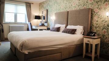 Superior King/Twin Room | Minibar, in-room safe, individually decorated, individually furnished