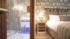 Un baño con baldosas estampadas y una zona de ducha.