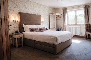 Superior King/Twin Room | Minibar, in-room safe, individually decorated, individually furnished