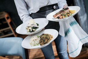 Couples’ dining - The Cromwell Arms (Romsey)