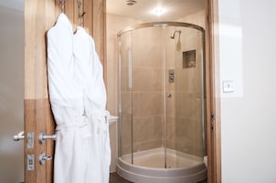 Ducha, artículos de tocador gratuitos, batas, pantuflas