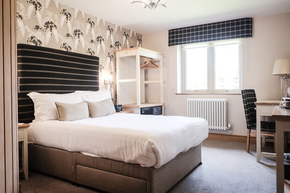 Habitación Deluxe, 1 cama King size | Minibar, caja de seguridad en la habitación y decoración personalizada