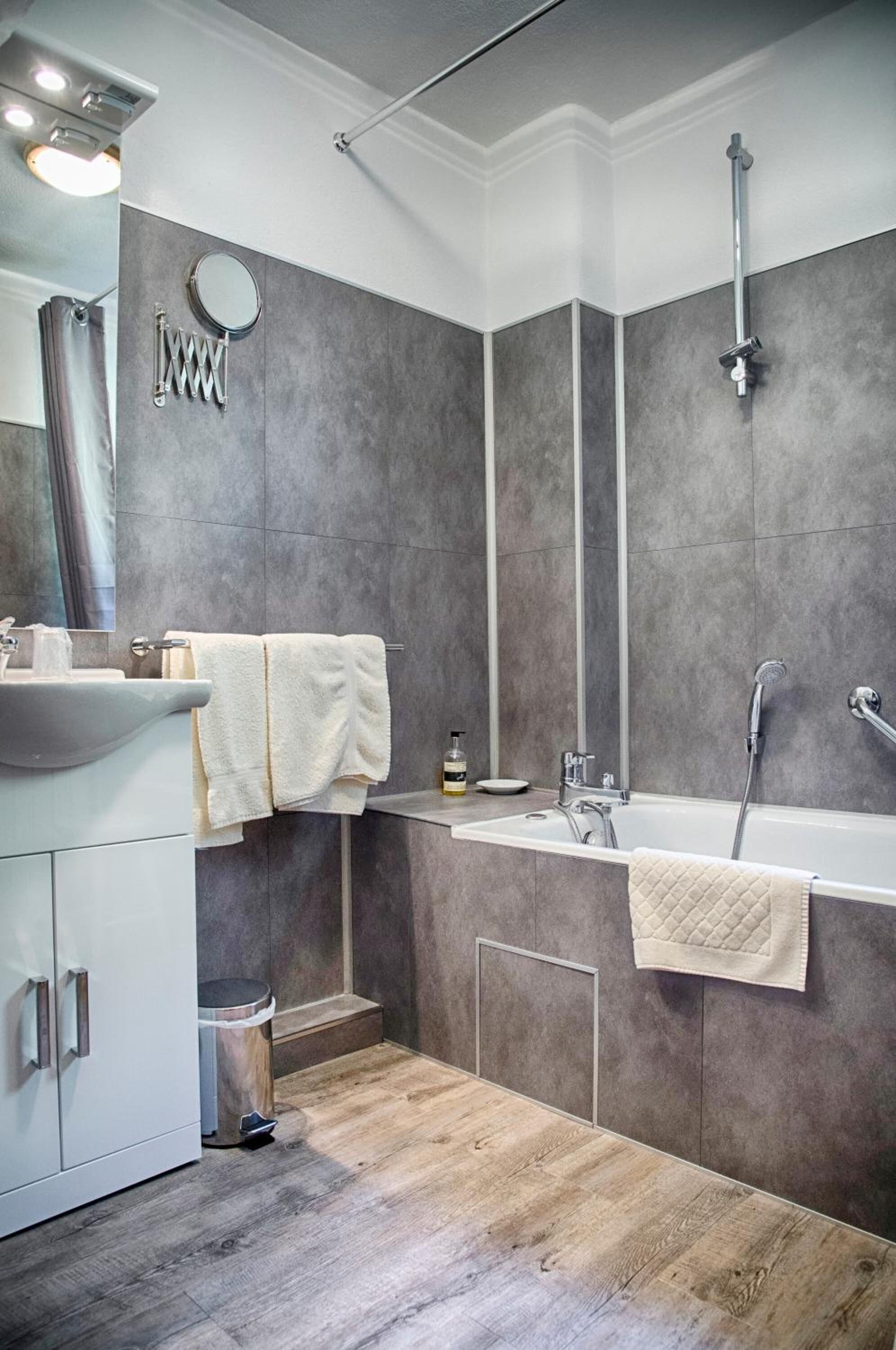 combined shower/bathtub, free toiletries, hair dryer, bidet