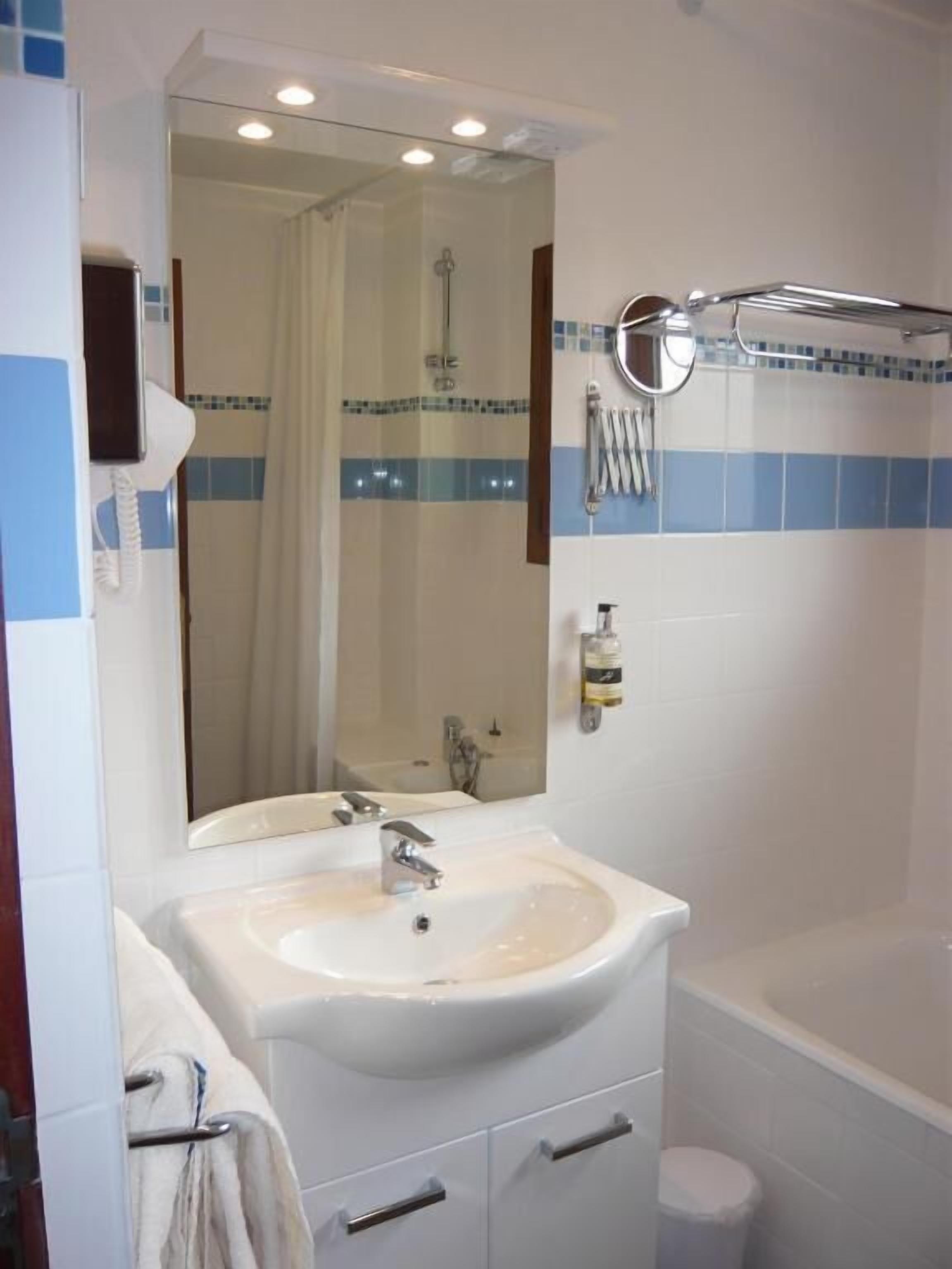 combined shower/bathtub, free toiletries, hair dryer, bidet