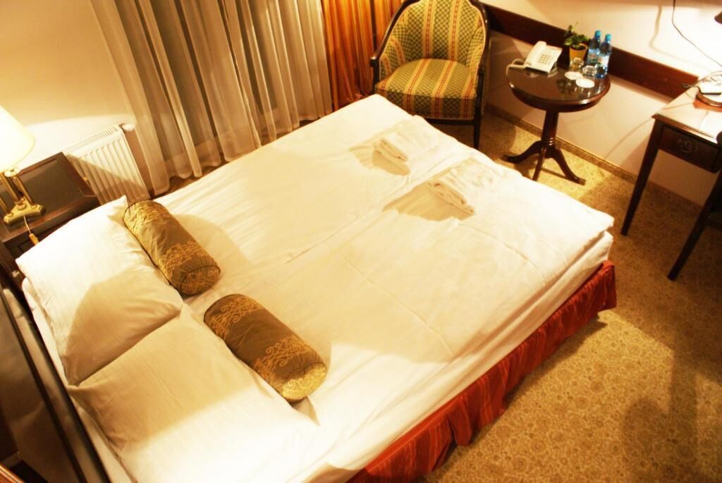 desk, free cots/infant beds, free wifi, wheelchair access