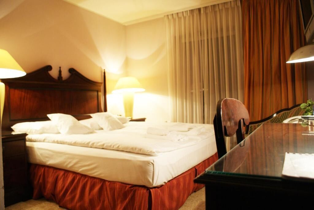 desk, free cots/infant beds, free wifi, wheelchair access