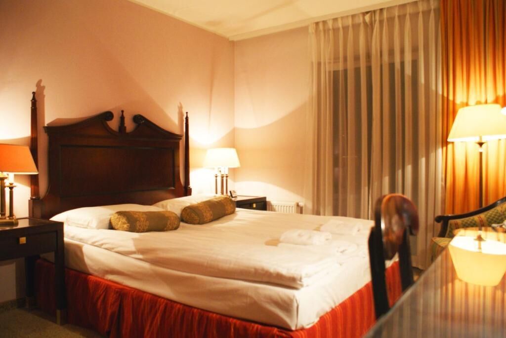 desk, free cots/infant beds, free wifi, wheelchair access