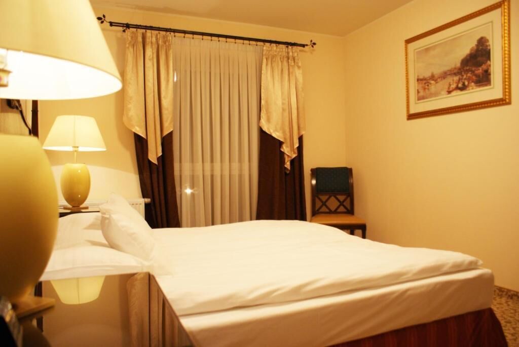 desk, free cots/infant beds, free wifi, wheelchair access