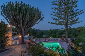 Outdoor pool, pool umbrellas, sun loungers - Inn Seventies Cheap & Chic (Lagos)