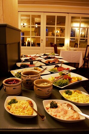 Free daily buffet breakfast