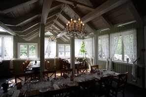 Se sirven desayunos, cenas y cocina regional (con mesas al aire libre) 