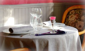 Lunch and dinner served, local cuisine - Hôtel Le Dauphin (Sees)