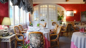 Lunch and dinner served - Hôtel Le Dauphin (Sees)