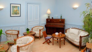 Lobby sitting area - Hôtel Le Dauphin (Sees)