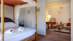 In-room safe, desk, soundproofing, cribs/infant beds - Hôtel Le Dauphin (Sees)