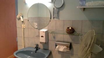 Douche, articles de toilette gratuits, sèche-cheveux