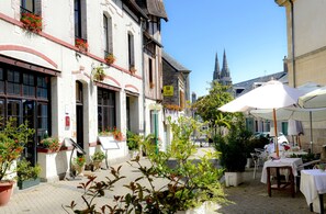 Lunch and dinner served, local cuisine - Hôtel Le Dauphin (Sees)