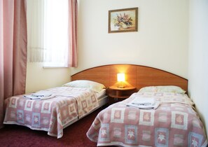 Economy Twin Room | Desk, free cribs/infant beds, free WiFi