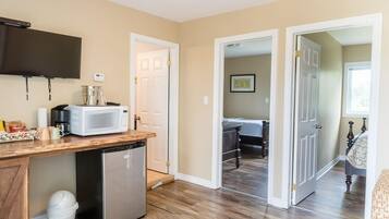 Basic Suite, 2 Bedrooms, Non Smoking, Haiwan Kesayangan Dibenarkan | Dihias secara berasingan, dilengkapkan perabot secara berasingan