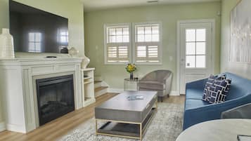 Loft Eksekutif | Area keluarga | TV dan buku