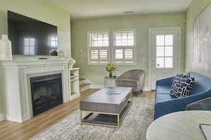 Executive Loft | Living area | TV, books - Rawley Resort, Spa & Marina, Trademark Collection by Wyndham (Severn)