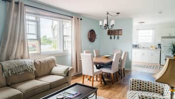 Vila Keluarga, 4 kamar tidur, pemandangan danau, tepi danau | Area keluarga | TV dan buku